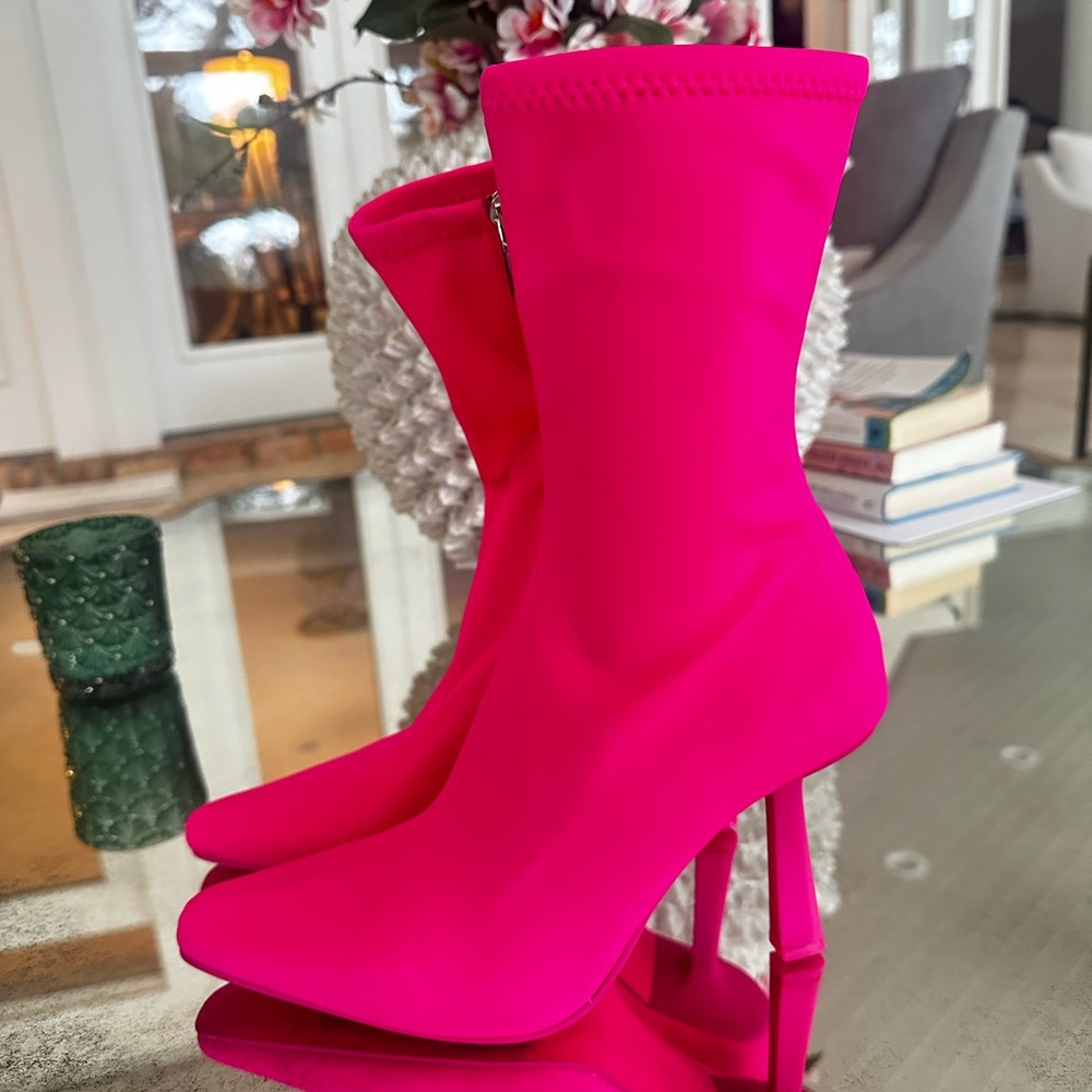 Steve Madden Vibrant Pink Women's Boots Brand new never worn